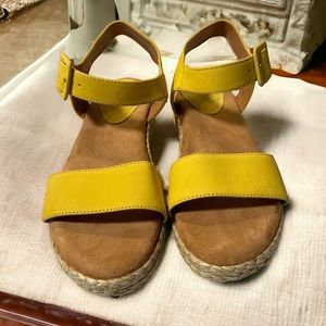 ♥️  Yellow Calmwater Sandals Kenneth Cole Reaction Size 8
